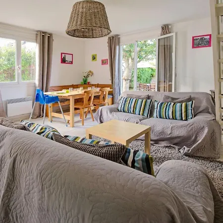 Holiday home Serene For Family With Garden